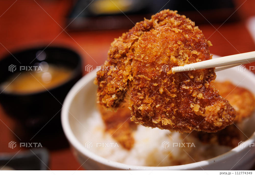 甘辛い醤油ダレにくぐらせてご飯に乗せるシンプルかつパンチのあるタレカツ丼