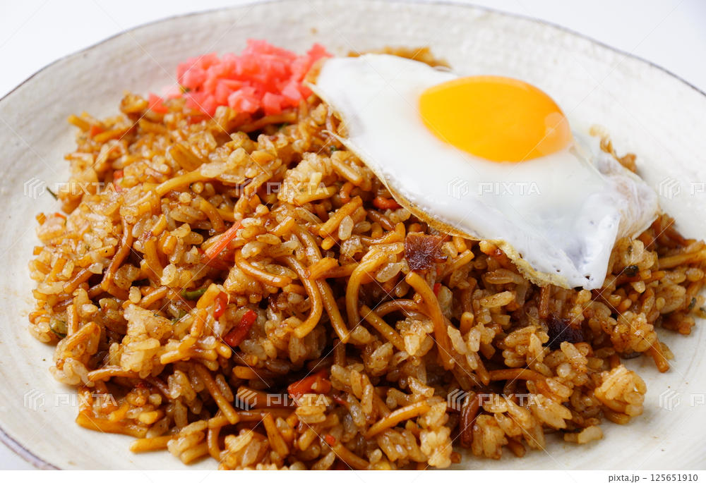 そばとご飯のW炭水化物「そばめし」