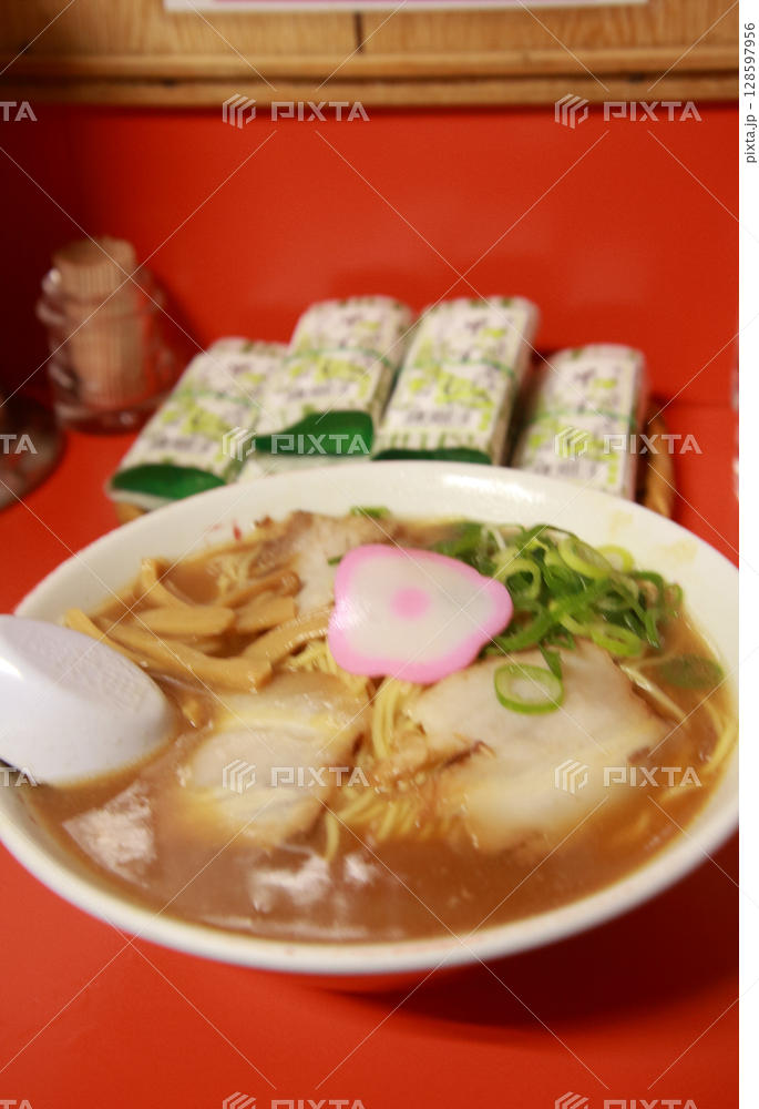 早すしと食べるスタイルが文化の「和歌山ラーメン」