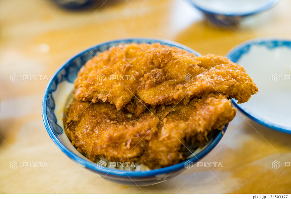 ボリューム満点「わらじかつ丼」