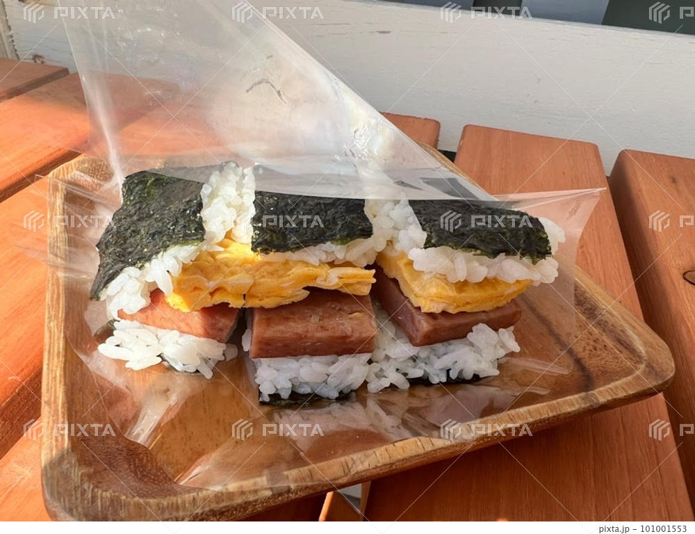 朝にも旅の途中にも嬉しい「ポークたまごおにぎり」のイメージ