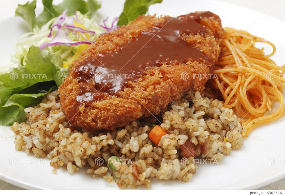 三つの味が一皿に詰まった洋食名物「トルコライス」のイメージ