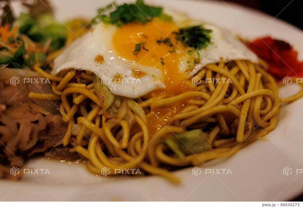 半熟卵が決め手の「横手やきそば」