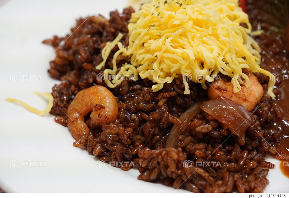 黒い見た目が記憶に残るローカル飯「えびめし」のイメージ