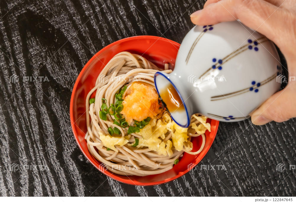 つゆを上からかける「割子そば」のイメージ