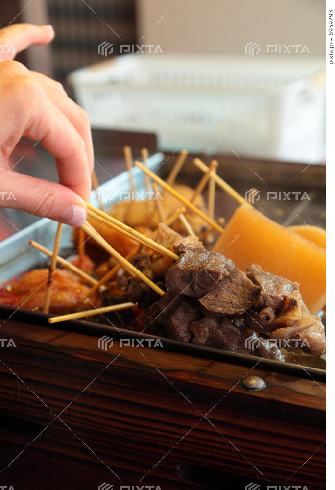 カウンター越しに湯気が立ちのぼる「静岡おでん」のイメージ