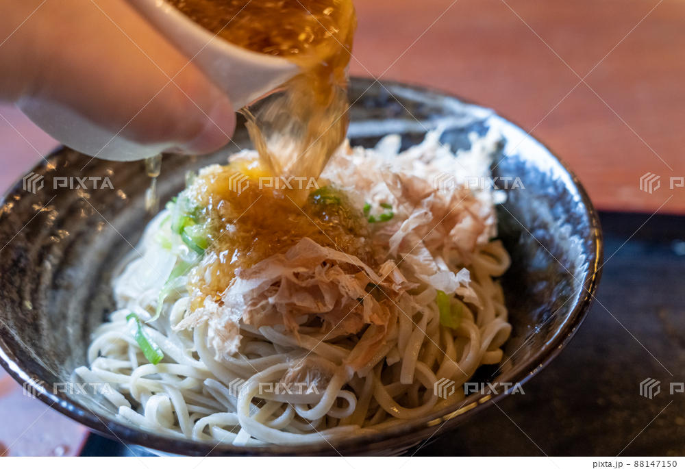 辛味大根の刺激が爽快に広がる「越前おろしそば」のイメージ