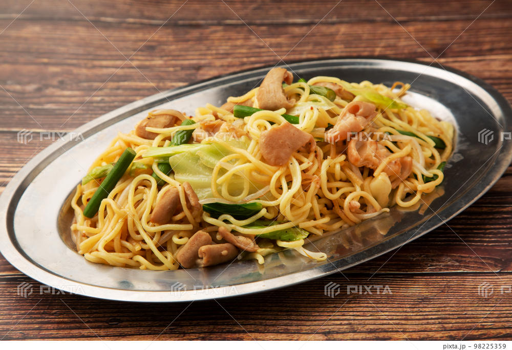 ホルモンの旨みが鉄板で弾ける「ホルモンそば」のイメージ